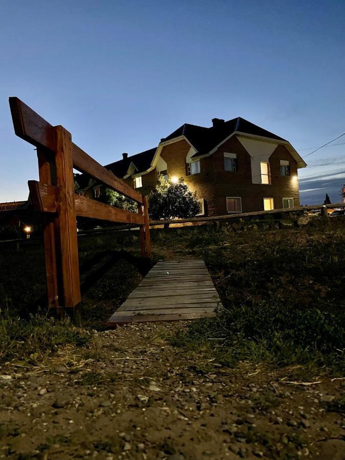 Отель Hosteria Lago Cardiel Гобернадор-Грегорес Экстерьер фото