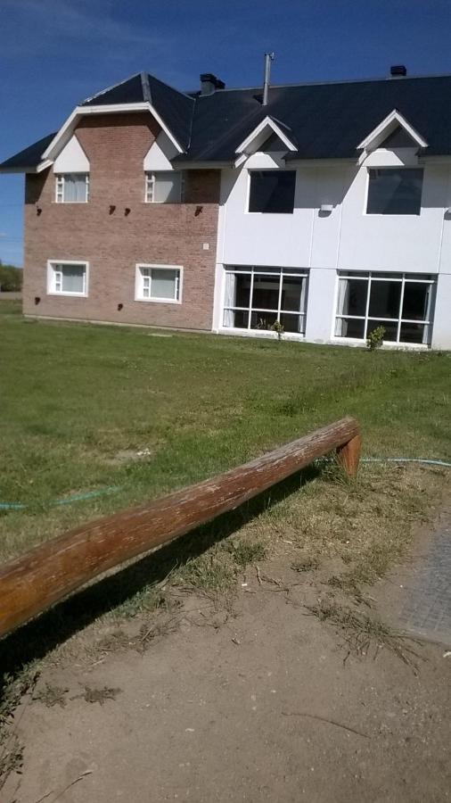 Отель Hosteria Lago Cardiel Гобернадор-Грегорес Экстерьер фото